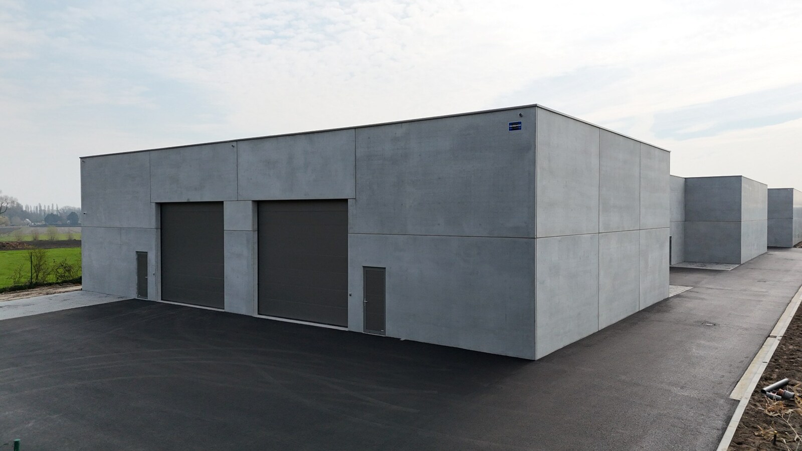 Nieuwbouw loods KMO-UNIT te koop – 192 m² met 2 parkeerplaatsen inbegrepen op de industriezone te Aartrijke 