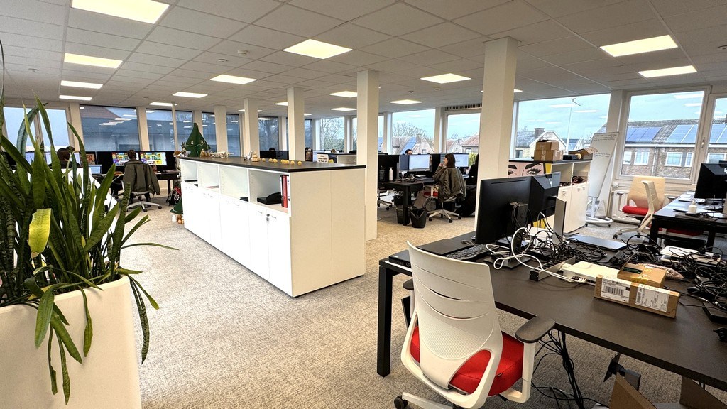 Ingedeelde kantoorruimte te huur vlakbij R4 en E40 in Drongen