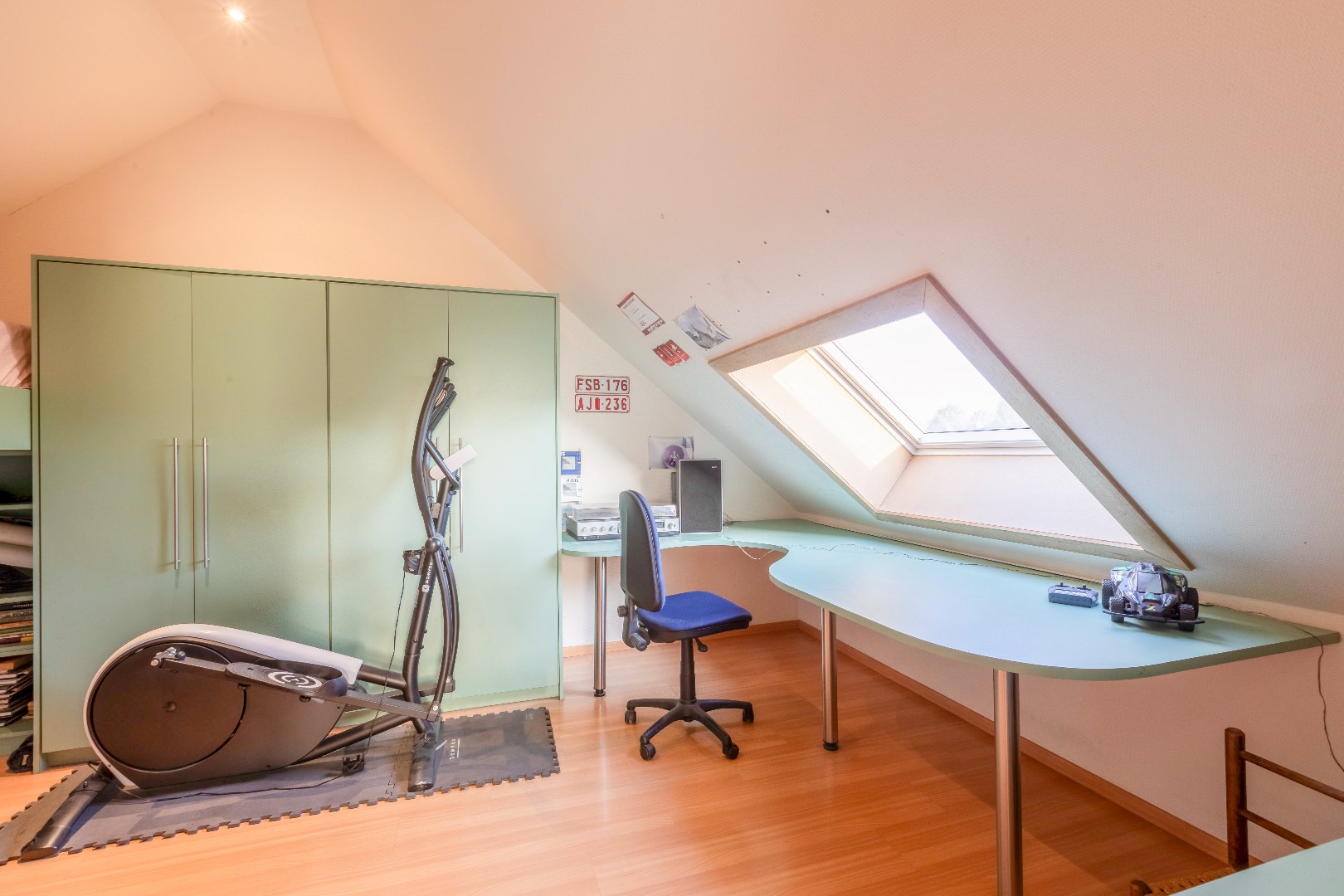 Verzorgde en instapklare halfopen bebouwing met zuidertuin en garage. 