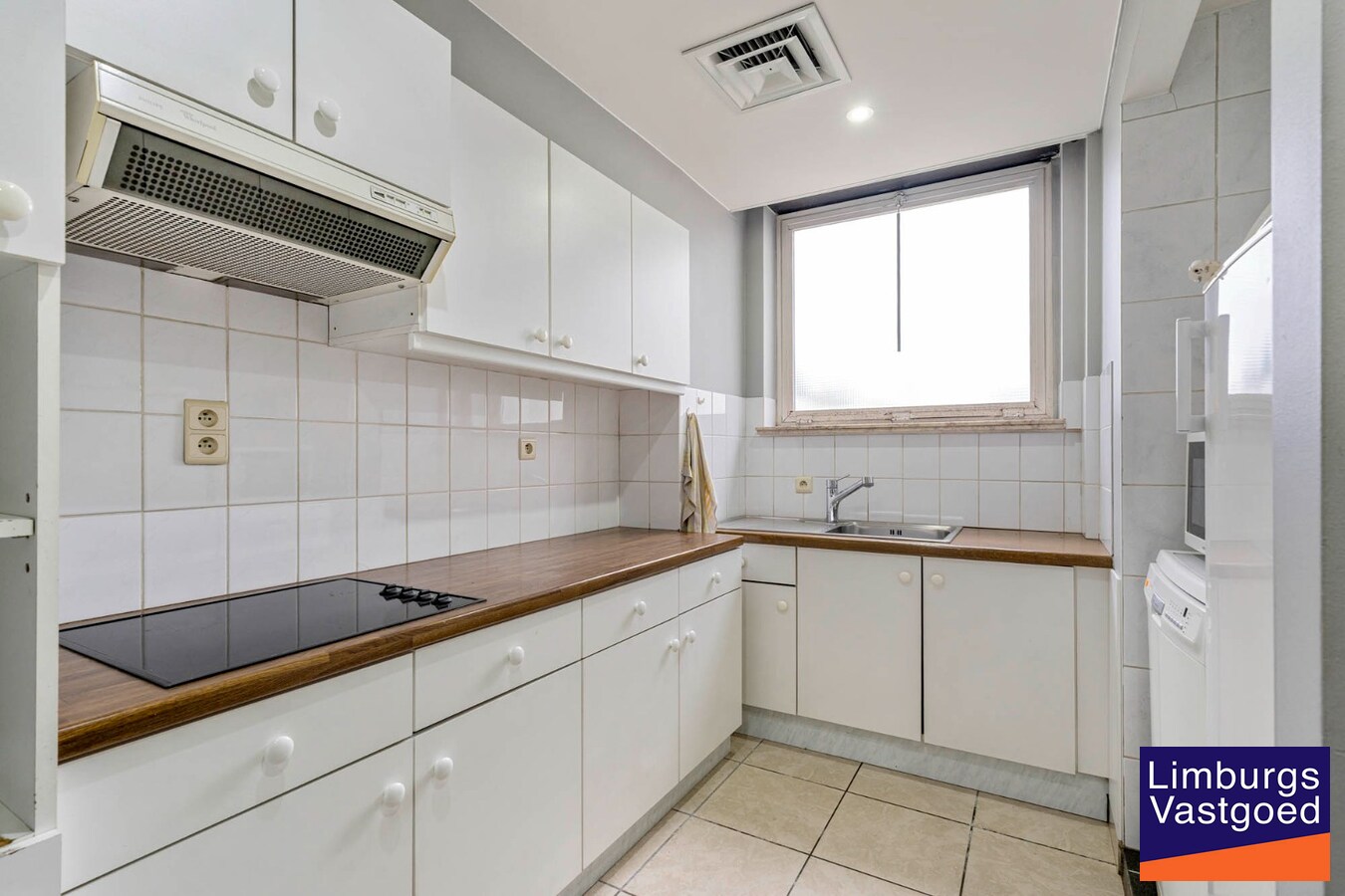 Bedrijfsgebouw met kantoren, magazijnen en woonst - groot 2580 m² 