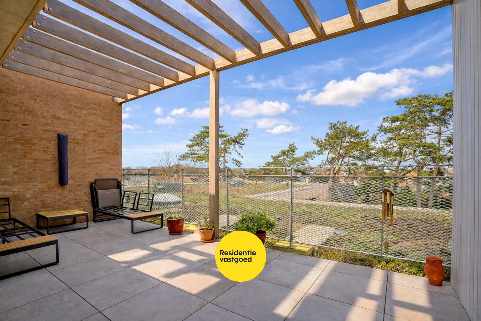 Prachtig 1-slaapkamerappartement met ruim terras (serviceflat) in Residentie Beukenhof, uniek wonen in de dorpskern van Oostduinkerke. 