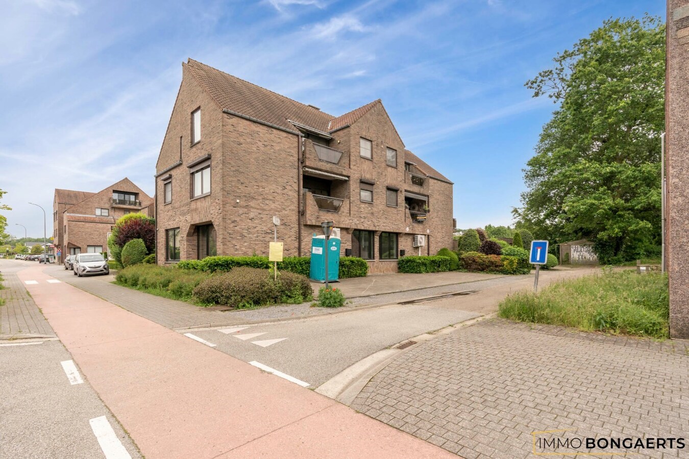 Ruim appartement met 3 slaapkamers en garage. 