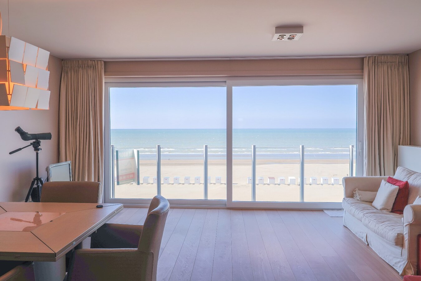 Appartement magnifique avec vue frontale sur la mer et deux chambres à coucher. 