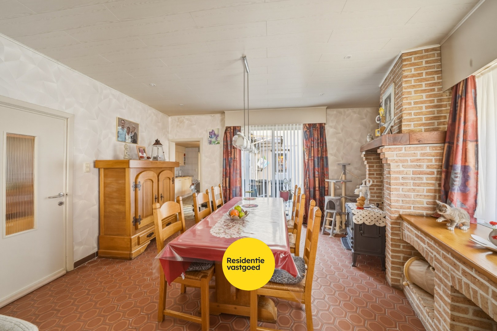 Op te frissen hoekwoning met garage in Bredene 