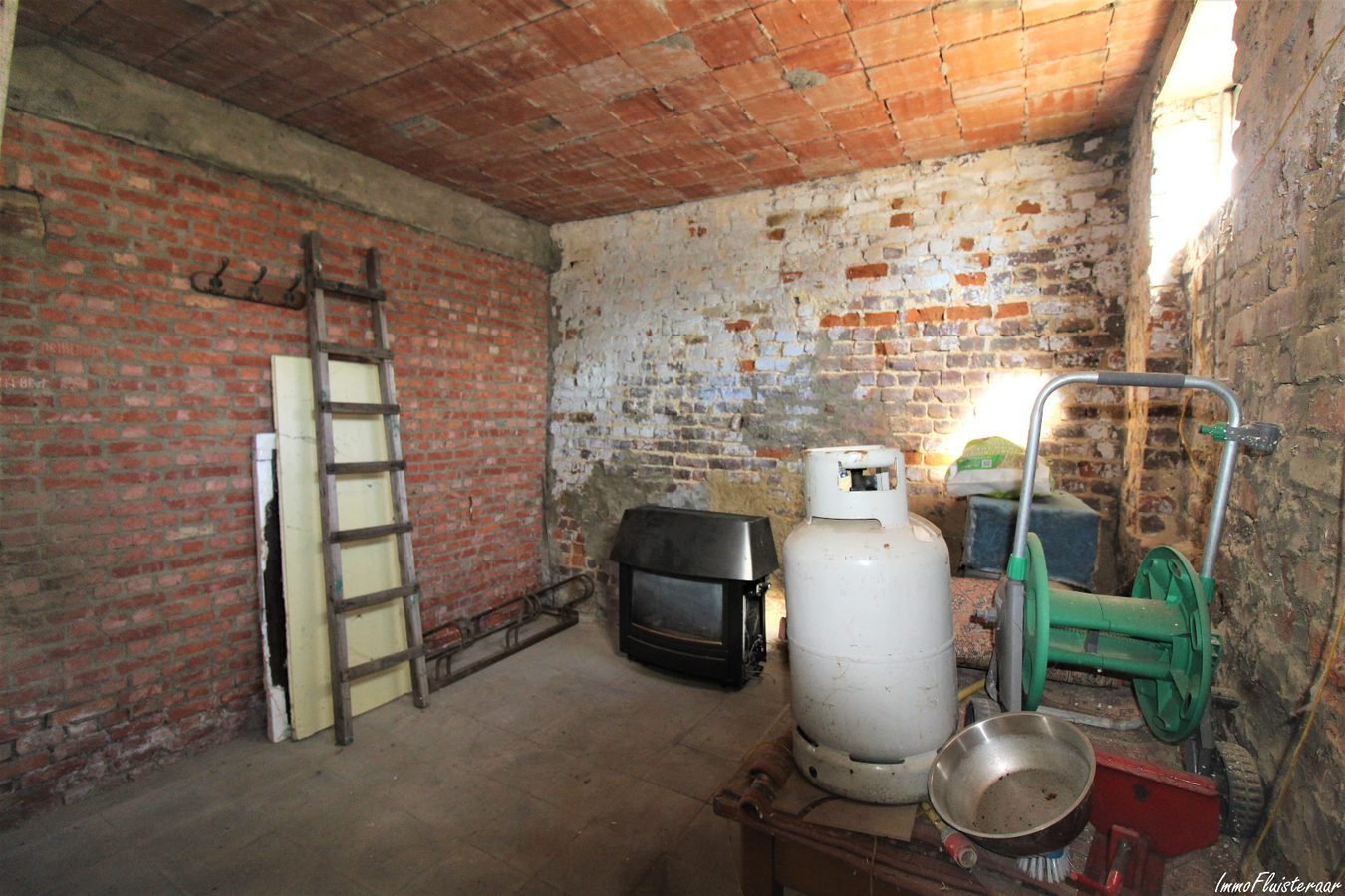 Maison à rénover (1900-1950) avec annexes et prés sur plus de 60a à Geetbets (Brabant Flamand) 