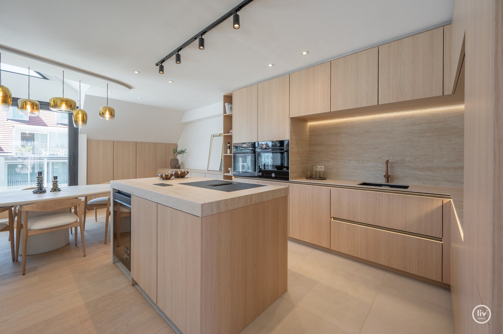 Prachtige ruime duplex (216 m2) top gerenoveerd gelegen op de Leopoldlaan te Knokke. 