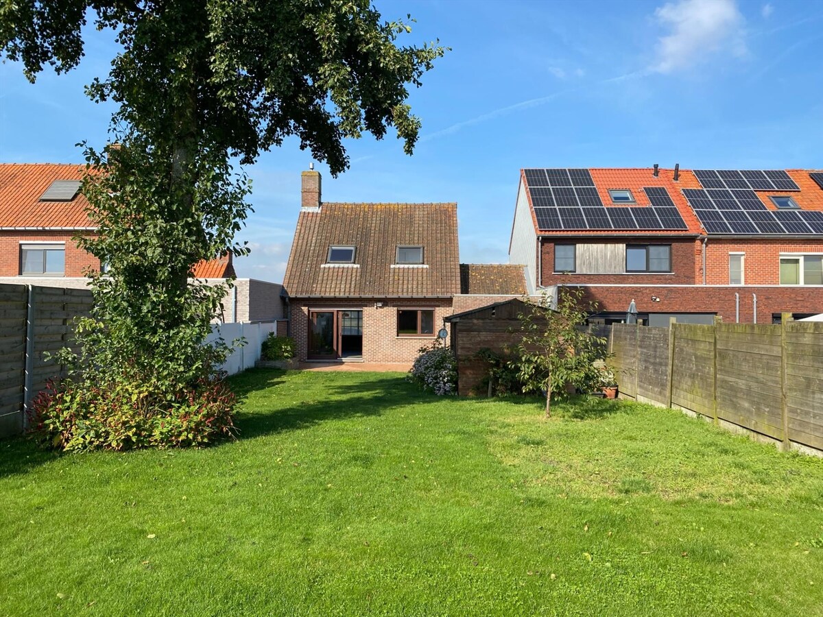 Rustig gelegen woning met garage en zonnige tuin te Poperinge 