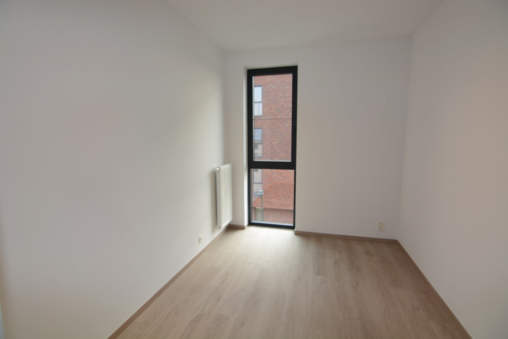 Modern, energiezuinig appartement met 2 slpks, terras, autostaanplaats en kelderberging. 