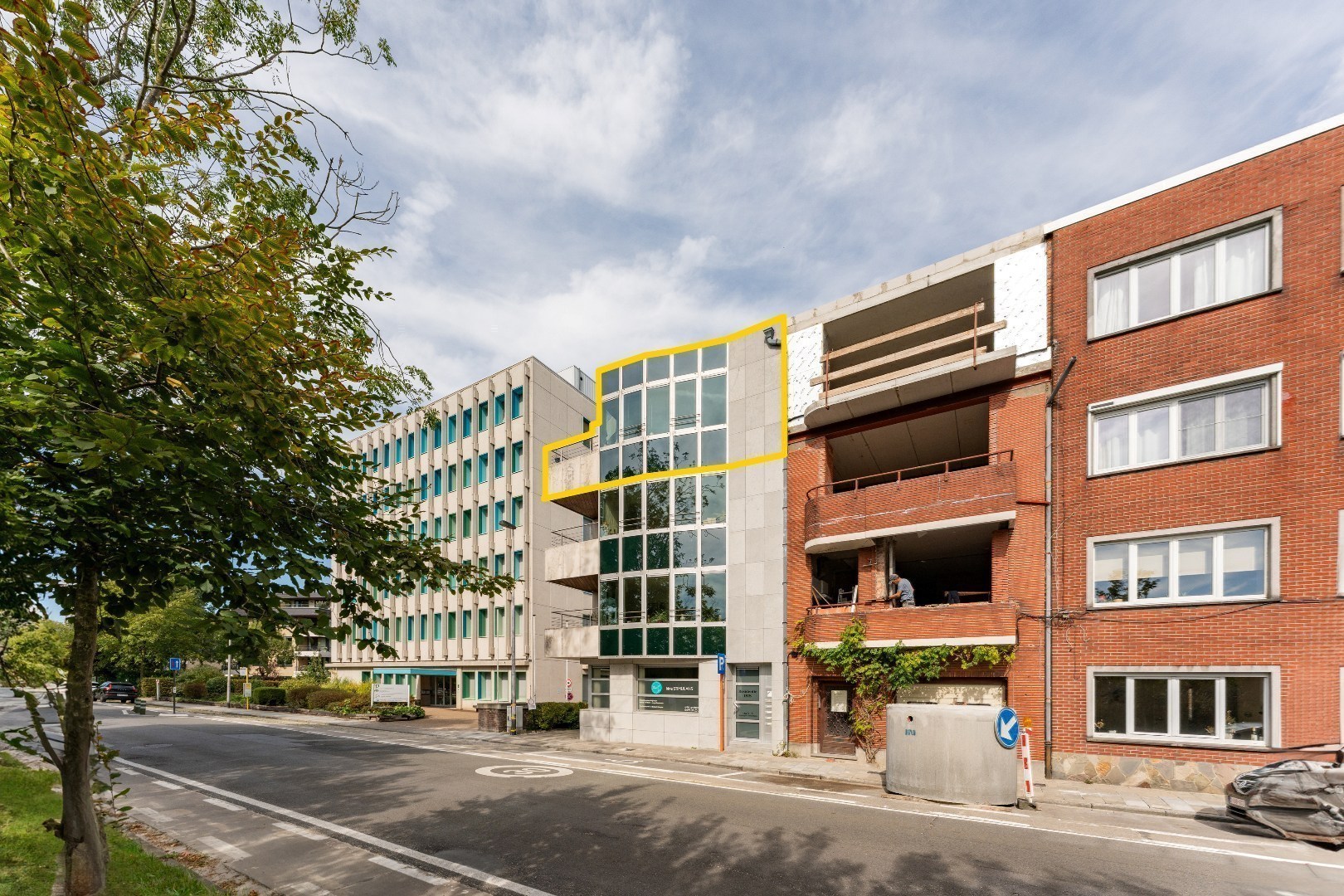 Ruim en licht 2 slaapkamerappartement nabij St-Pietersstation. 