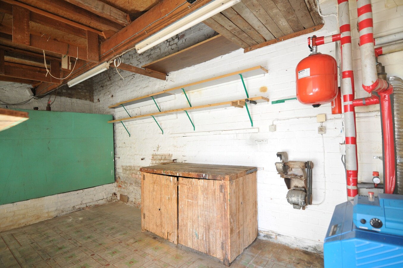 Rijwoning met garages in rustige omgeving 