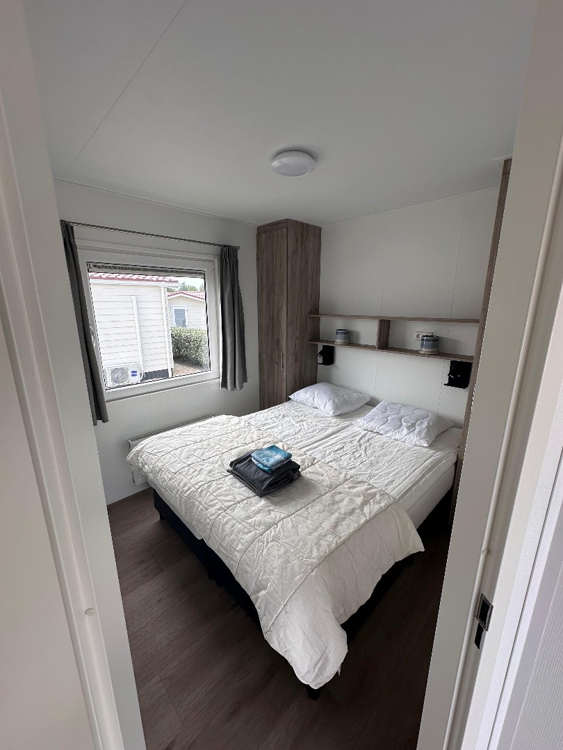 Ontsnap aan de dagelijkse hectiek en geniet van een welverdiende vakantie in deze charmante chalet (nr. 245), te koop aangeboden op park Duinzicht in Koudekerke! 