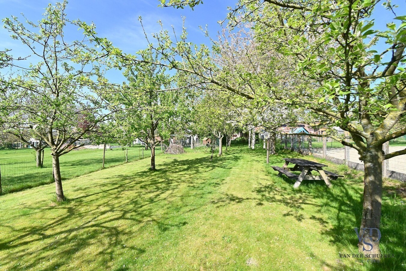 Landelijk gelegen open bebouwing op een uitzonderlijk perceel (1585m²) 