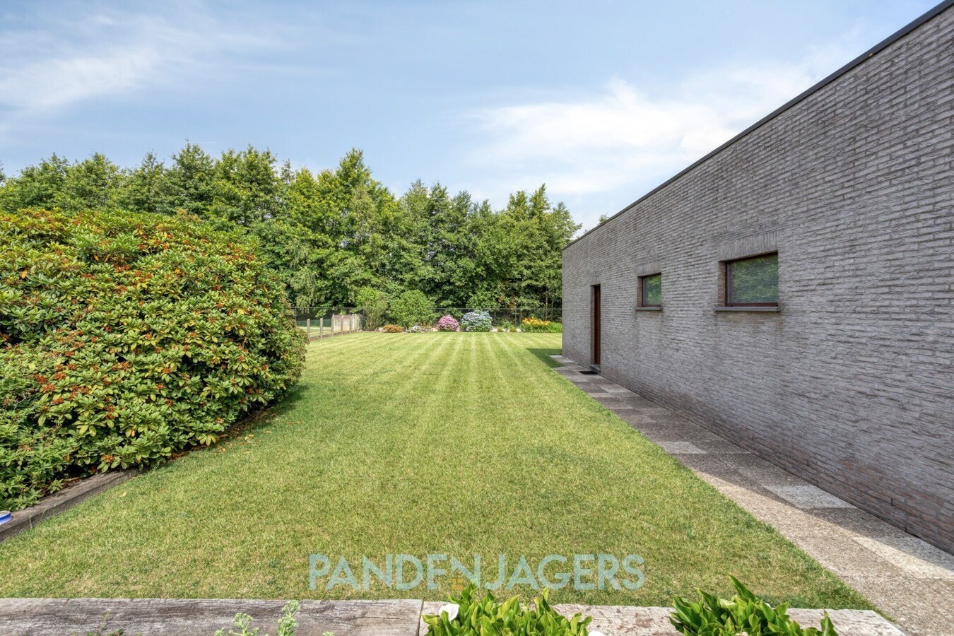 Ruime open bebouwing met groot bijgebouw te Duffel 