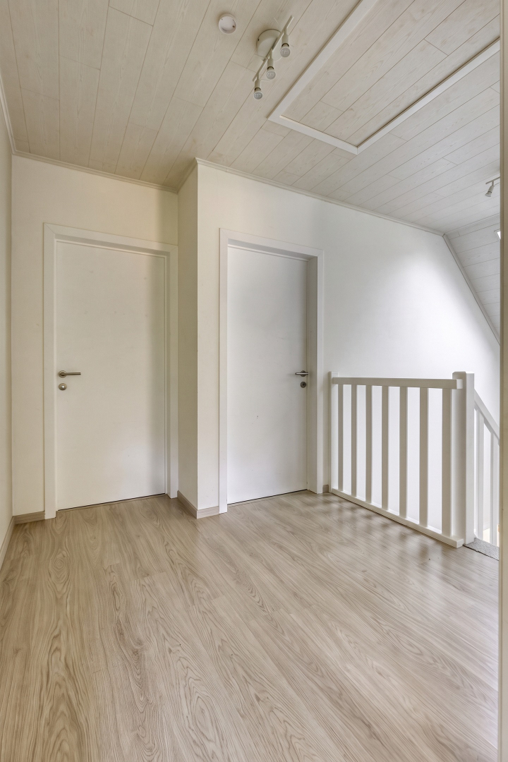 Vrijstaande woning van 2015 met 3 slaapkamers, volledige kelder en zuidgerichte tuin in Schilde. 