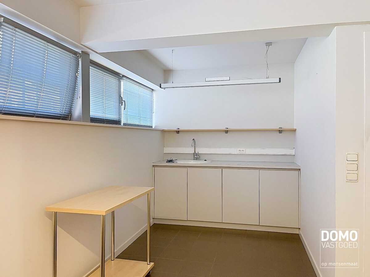 MODERNE PRAKTIJKRUIMTE/KANTOORRUIMTE TE HUUR IN KERMT 