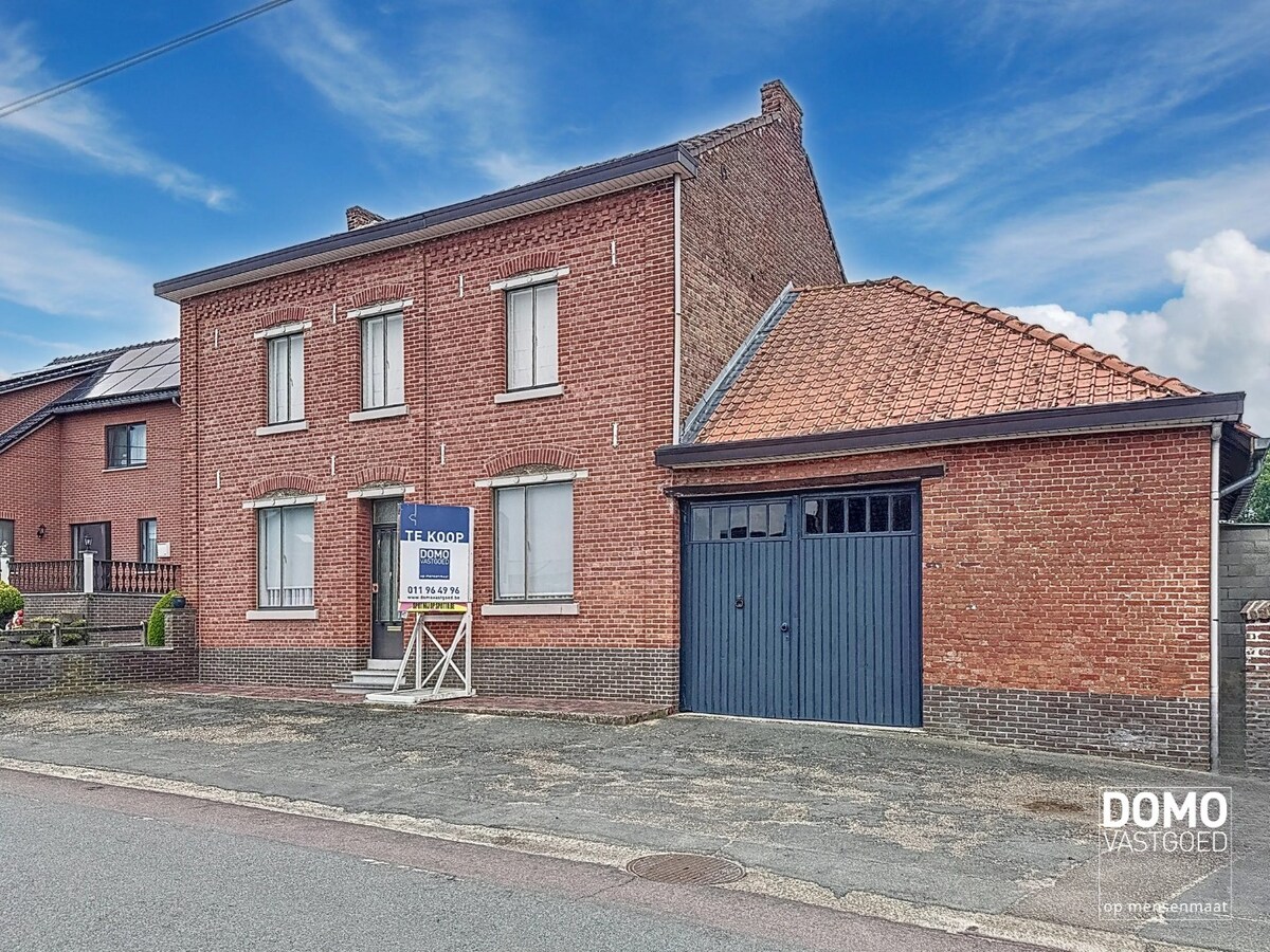 Karaktervolle woning met tal van mogelijkheden en voorzien van paardenstallingen 