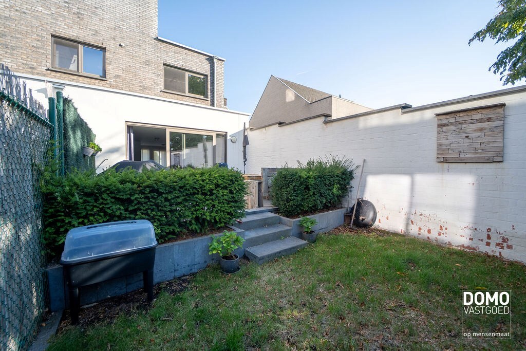 RUIM GELIJKVLOERS APPARTEMENT MET 2 SLAAPKAMERS, TERRAS EN PARKEERGELEGENHEID TE HASSELT (SINT-LAMBRECHTS-HERK) 