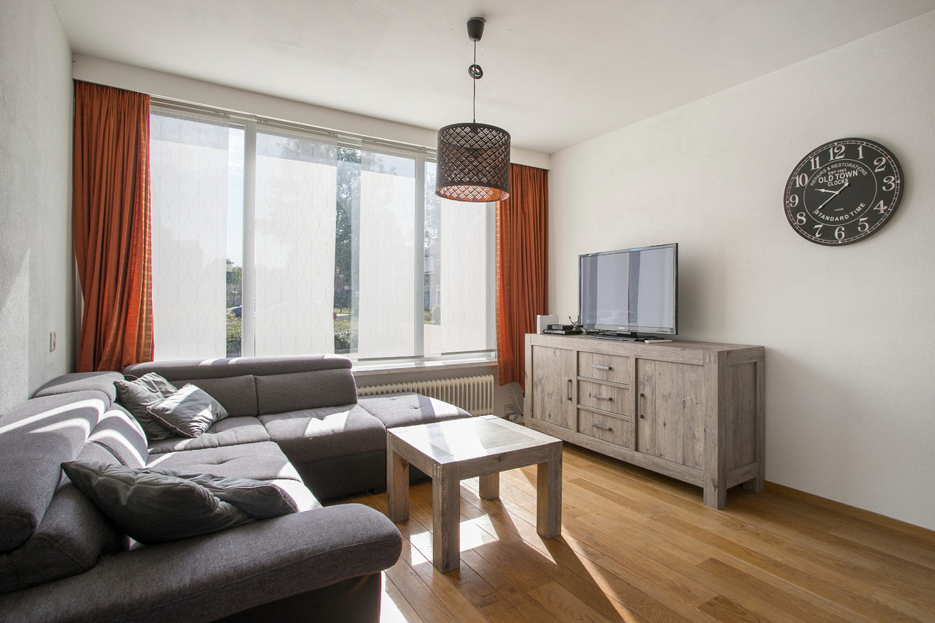 Eindwoning met berging, overkapping, ondergrond, erf, tuin- en verdere aanhorigheden. 