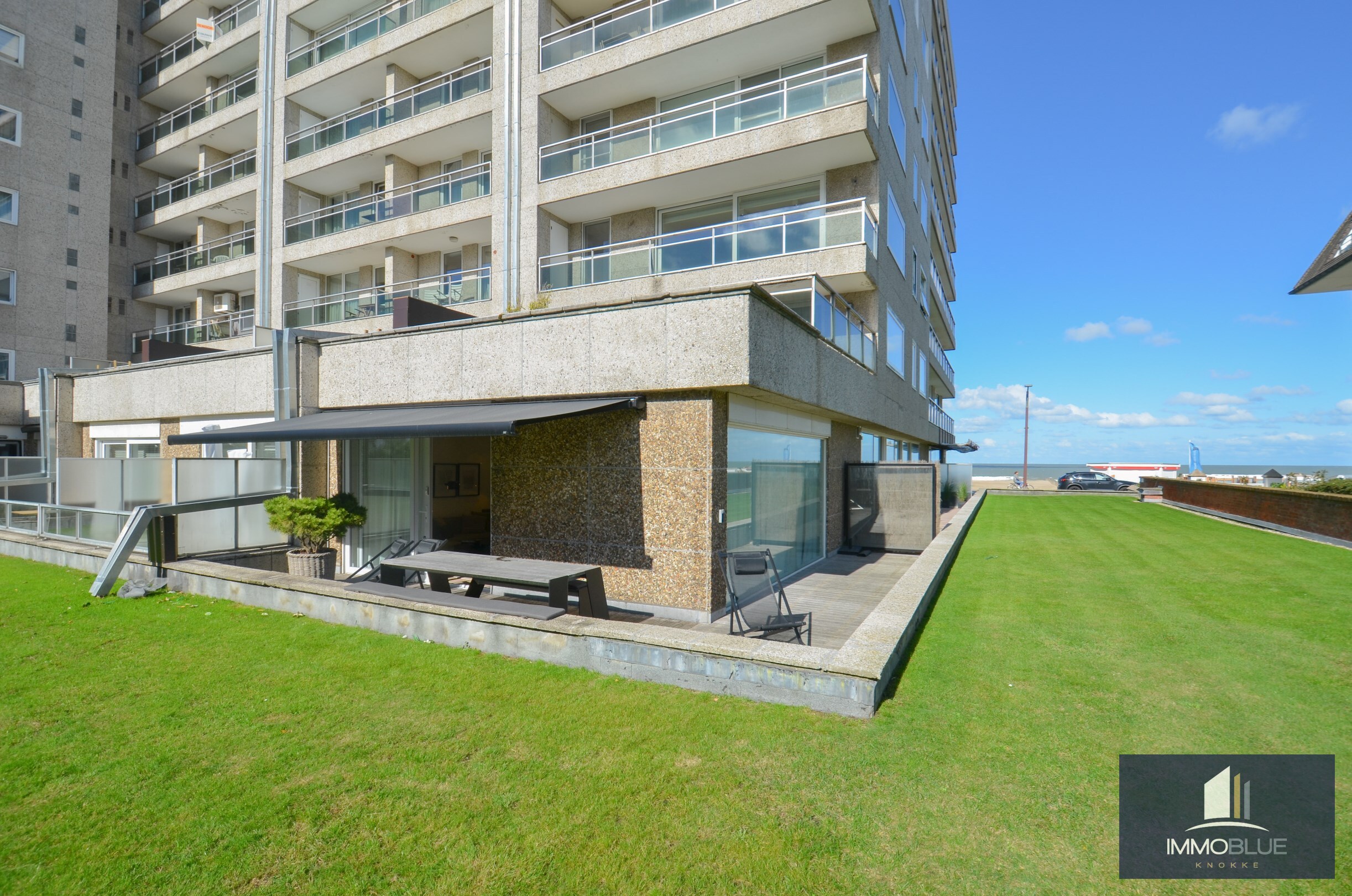 Volledig gerenoveerd hoek-appartement met een ruim zuid gericht terras gelegen aan de Zeedijk in het Zoute. 