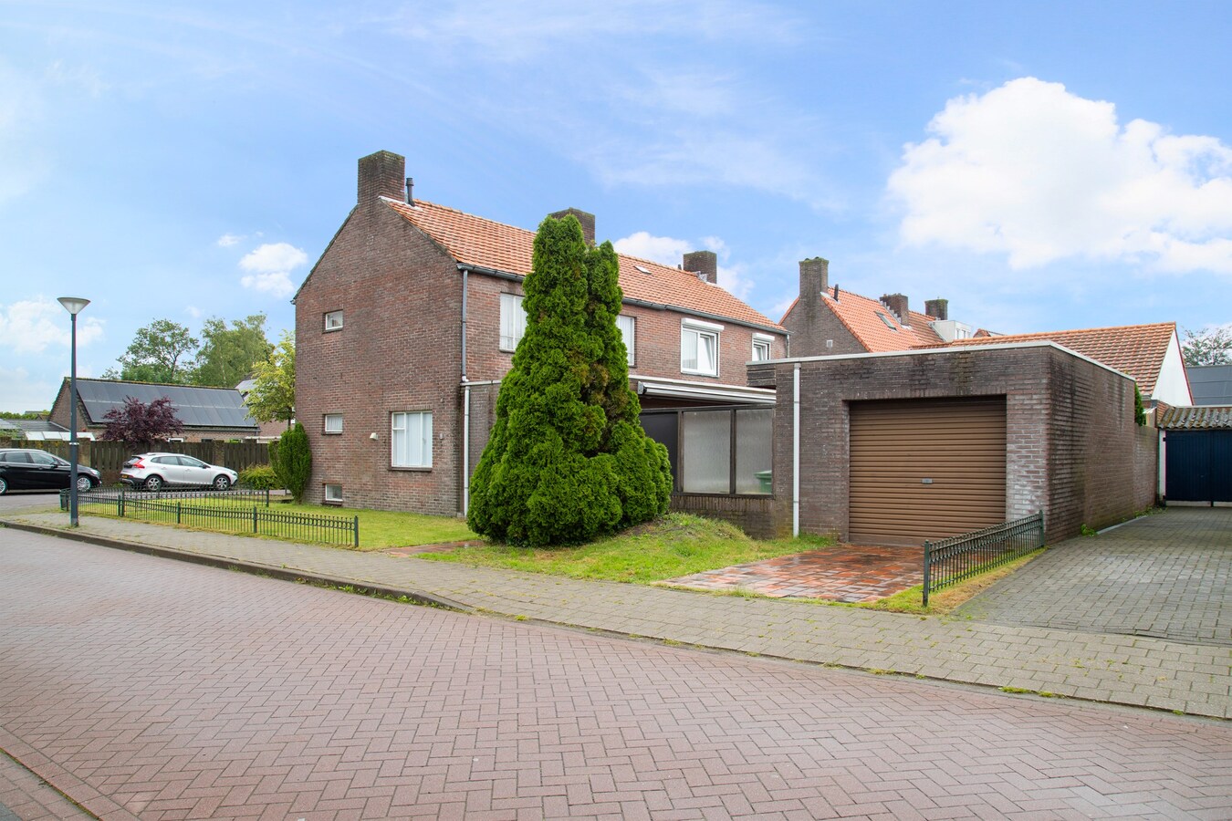 Tweekapper met vrijstaande garage en inrit gelegen op een hoekperceel in Reusel. 