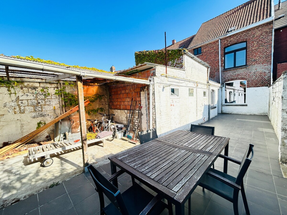 Centraal gelegen ruime woning in Wevelgem te koop ! 