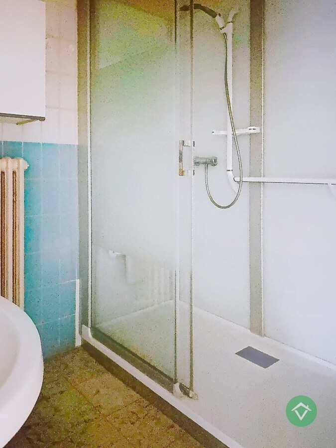 Gelijkvloers appartement met autostandplaats en garage te Roeselare 