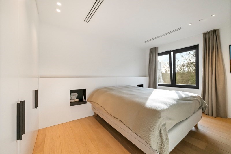 OPENDEURDAG Zaterdag 11/04  tussen 14u en 16u (Graaf Jansdijk 244) Prachtig vernieuwde koppelvilla rustig gelegen tussen Knokke centrum en Het Zoute met een perfecte Zuid-West oriëntatie. 