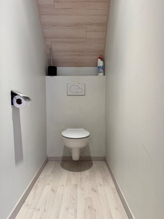 Instapklare woning met drie slaapkamers, tuin met uitweg, zolderkamer te Roeselare 