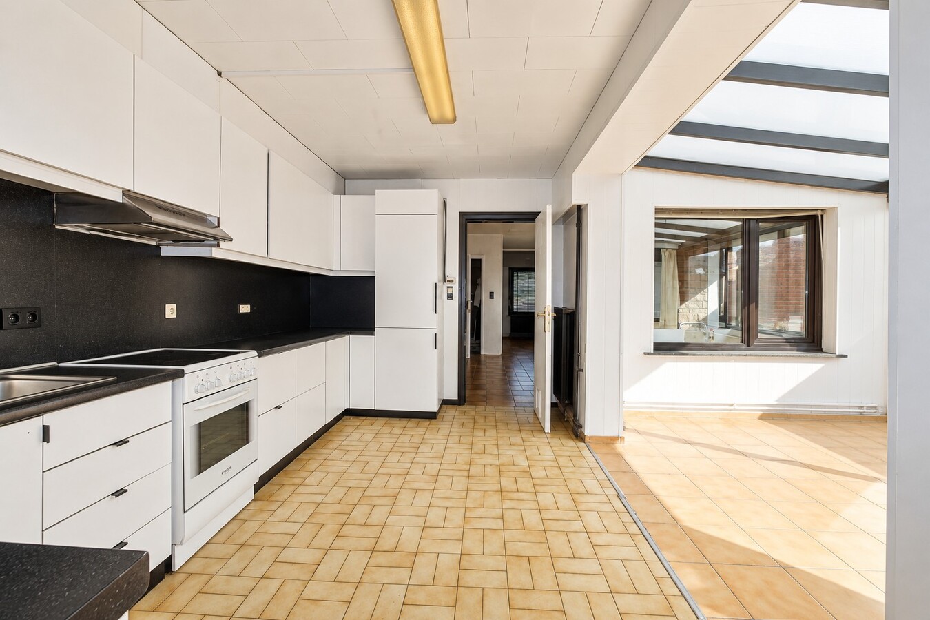 Te koop: Rustig gelegen halfopen bebouwing met 4 slaapkamers, 4 garages en ruime tuin in Sint-Niklaas 