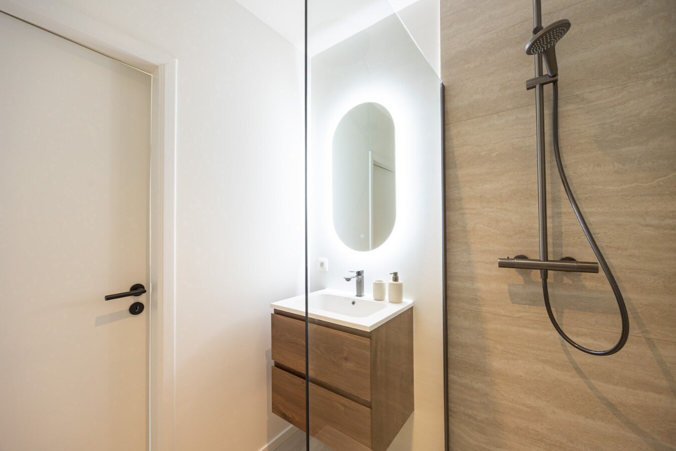 Gerenoveerd appt met 2 slpk en terras te Kapellen! 