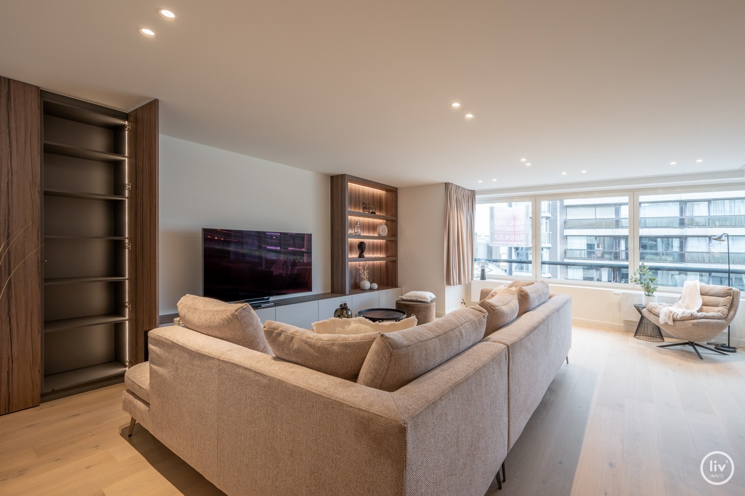 Prachtig, ruim gerenoveerd appartement met een mooie gevelbreedte van 7 m, gelegen op de Lippenslaan te Knokke. 