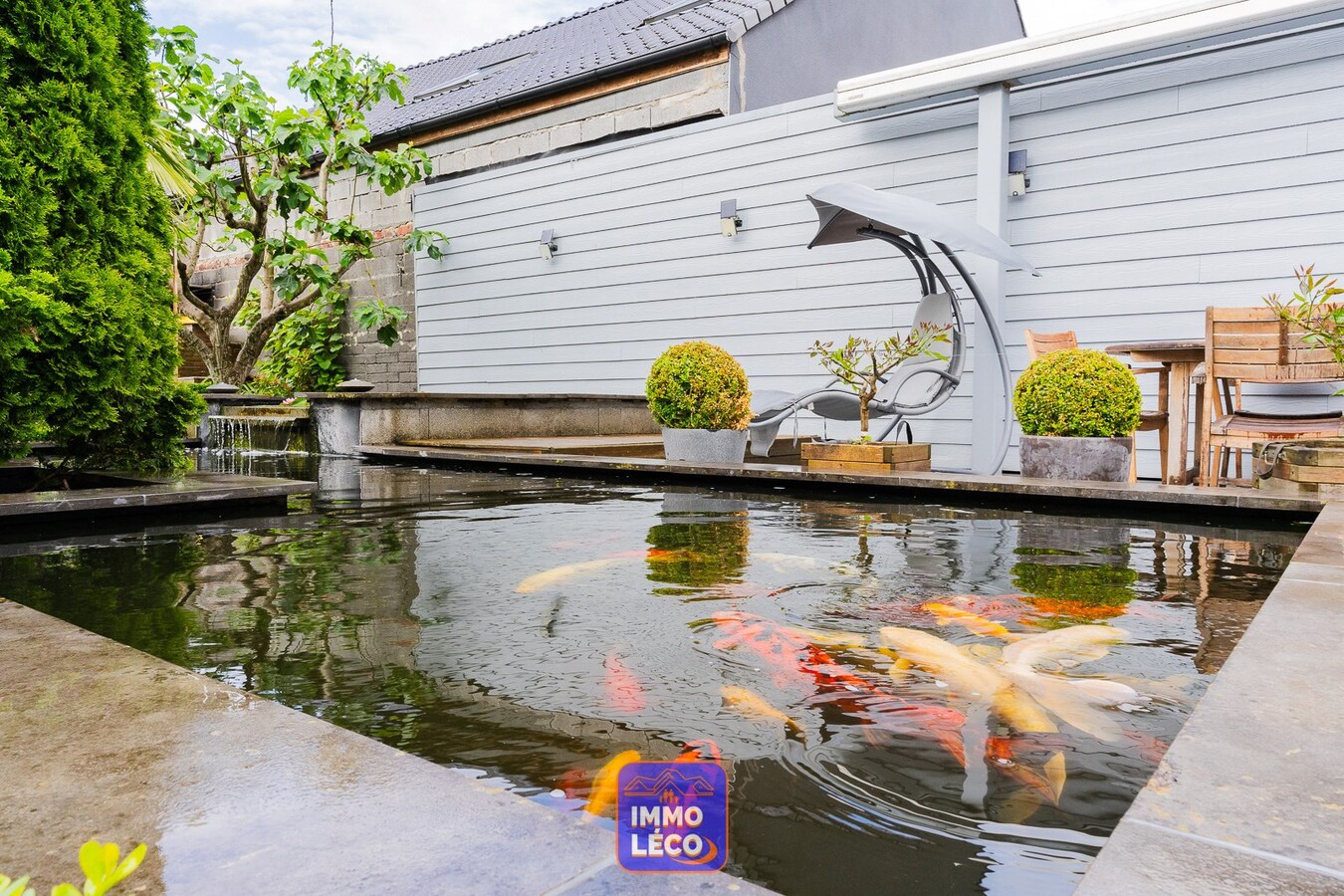 Double maison offrant de beaux volumes avec jardin, RARE à la VENTE ! 