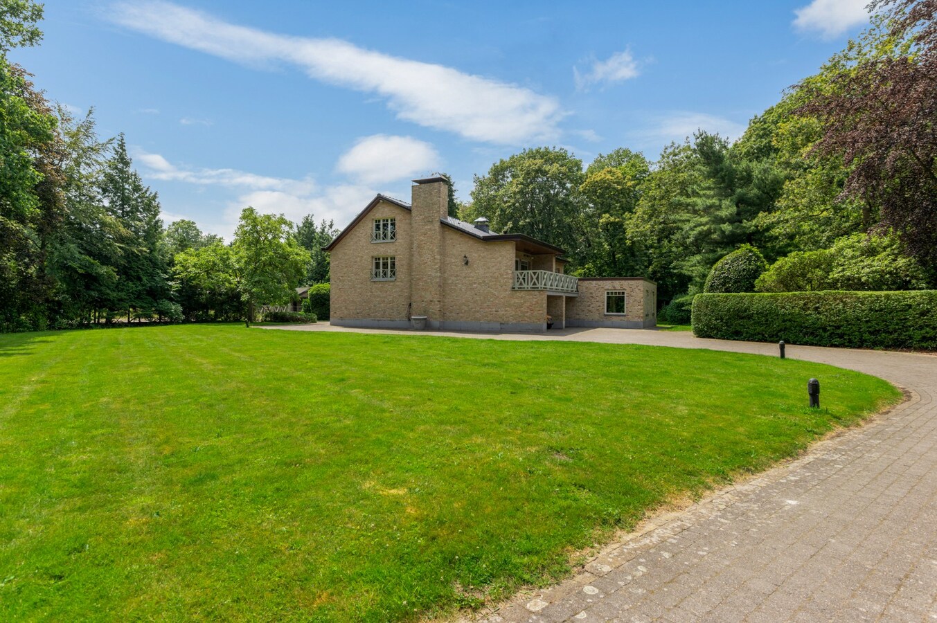 Exclusief eigendom met twee volwaardige, zelfstandige villa-woningen, een conciërgeverblijf en luxueuze paardenfaciliteiten op ruim 2 ha te Brasschaat 