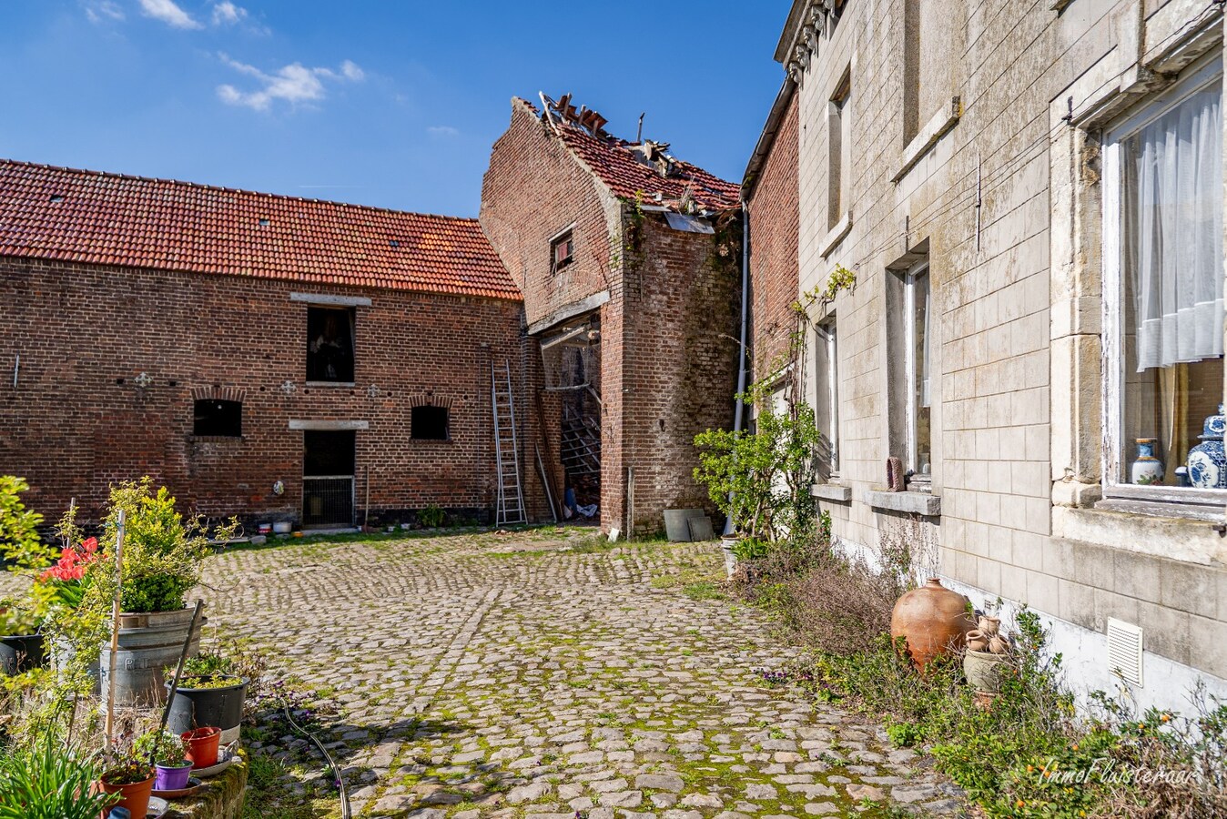 Te renoveren vierkantshoeve op een ruim perceel van ca. 2,6ha te Kortenaken 