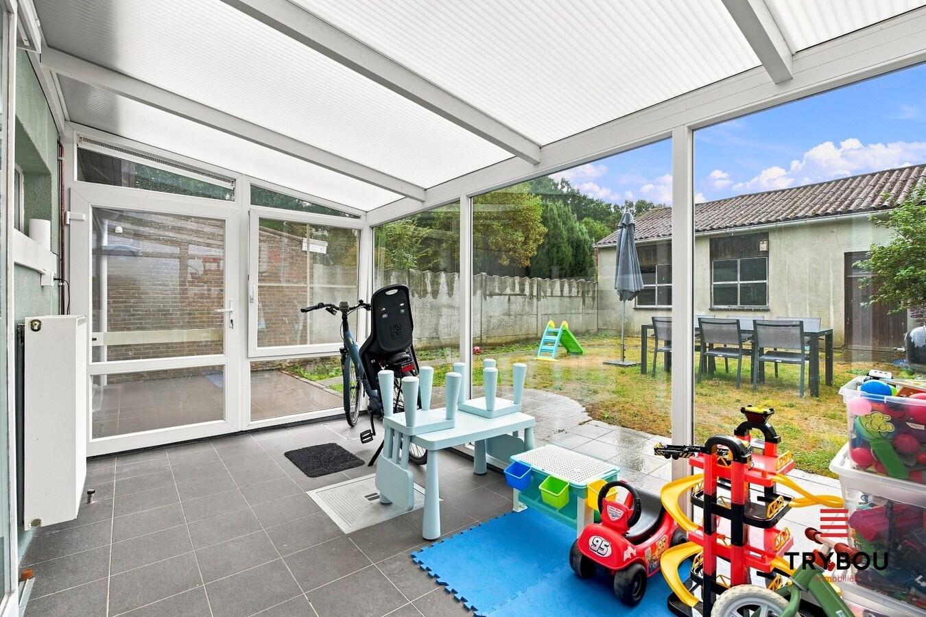 Uitstekende gelegen woning met loods en tuin! 