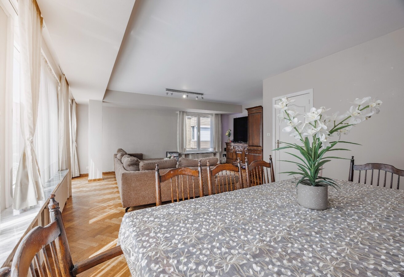 Instapklare, lichtrijke bel-etage woning met ruime garage en terras op centrale ligging 