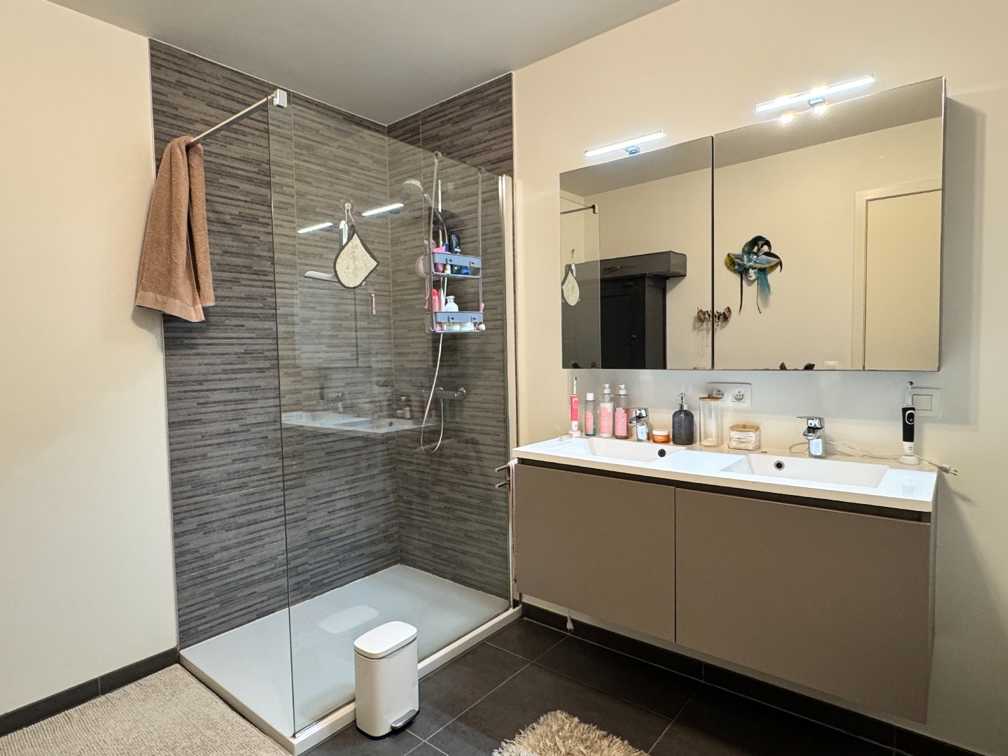 Prachtig zonnig en energievriendelijk appartement op het gelijkvloers met dubbele garage. 