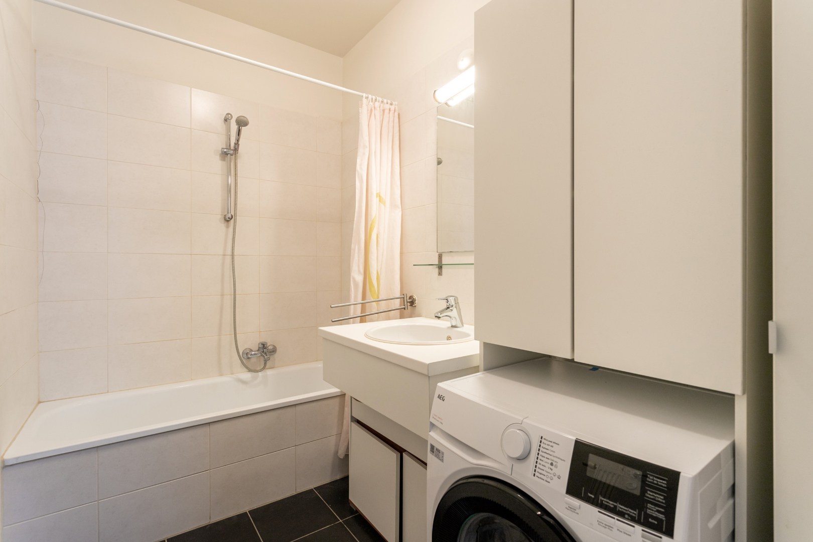 Energiezuinig 1-slpk appartement gelijkvloers met terras, parking en toplocatie nabij Brussel-Zuid 