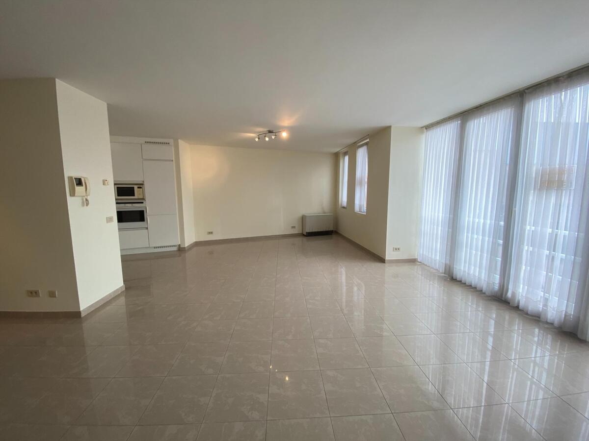 Uitstekend gelegen, ruim woonappartement met groot zonneterras 