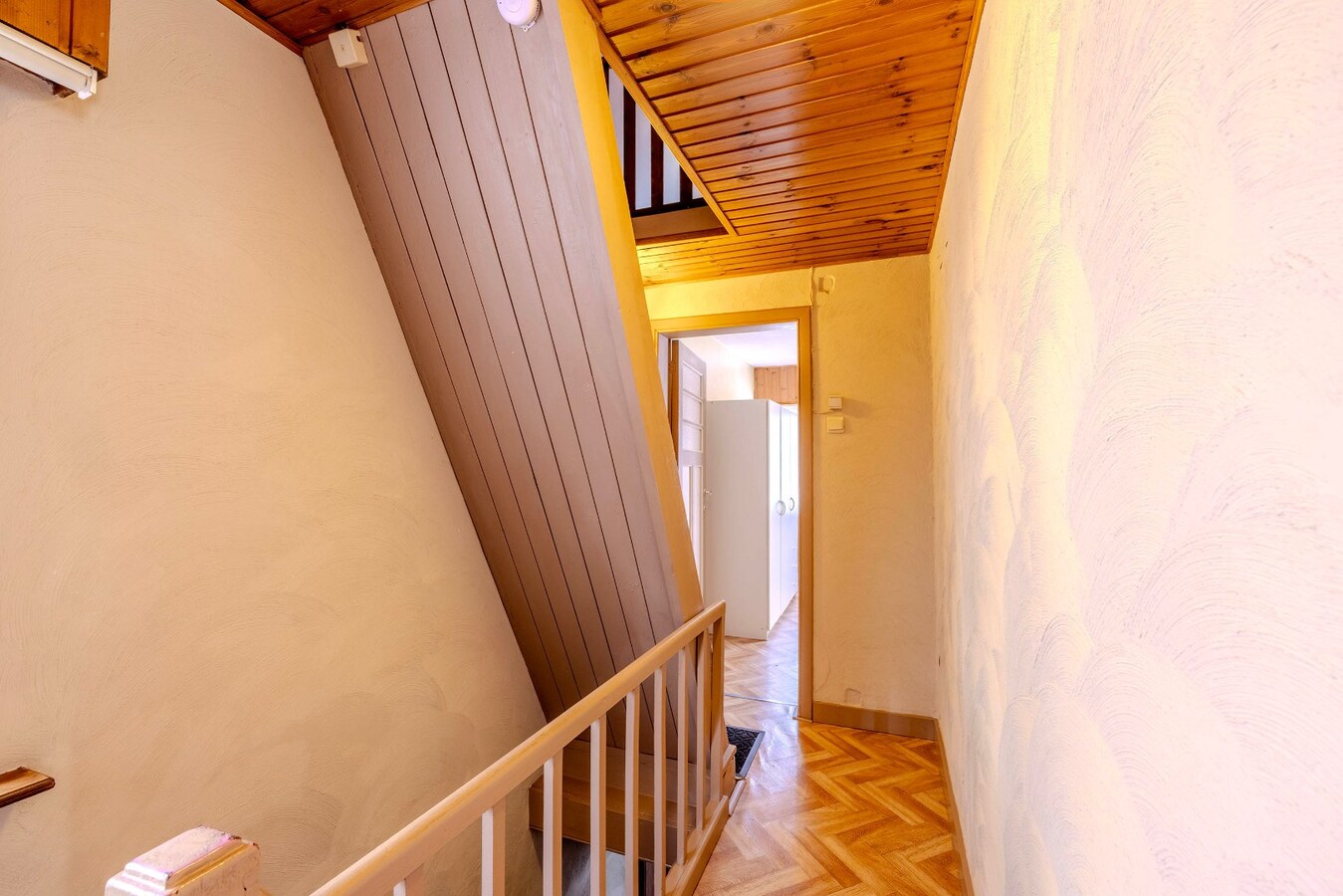 Gezinswoning met 2/3 slpks, ruime tuin en magazijn 