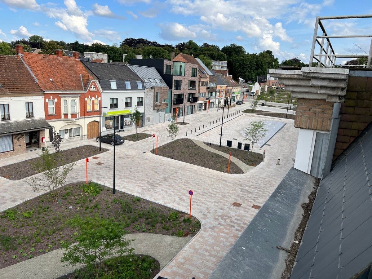 Uniek appartement (2 SUPER terrassen) op de Gaverse Markt !   LOFT-gevoel (hoogte : 3 m). 