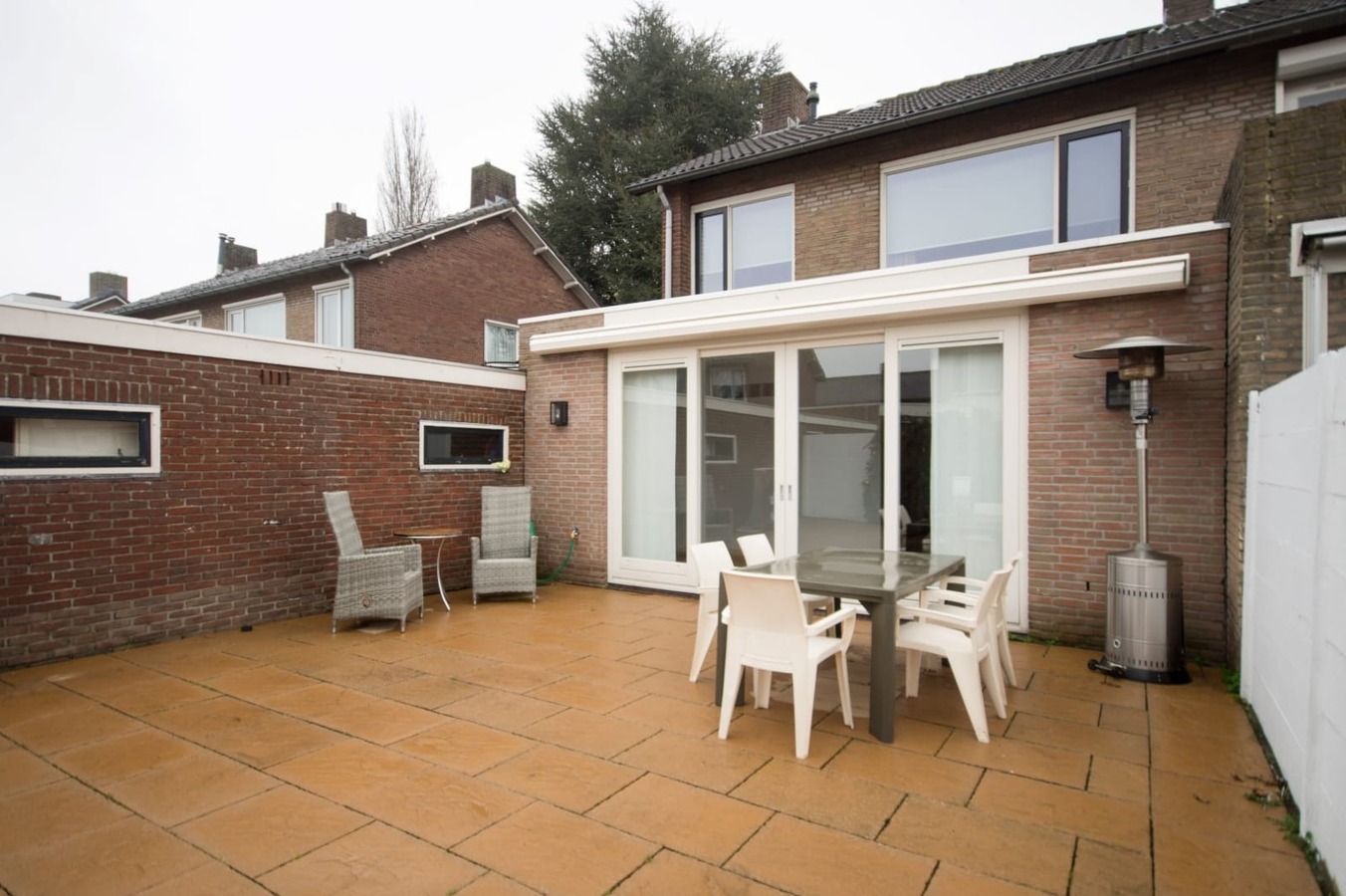 Sfeervolle en gunstig gesitueerde tweekapper met garage, berging en vrije achterom gelegen op 221 M². Deze woning ligt op loopafstand van het centrum van Hilvarenbeek. 