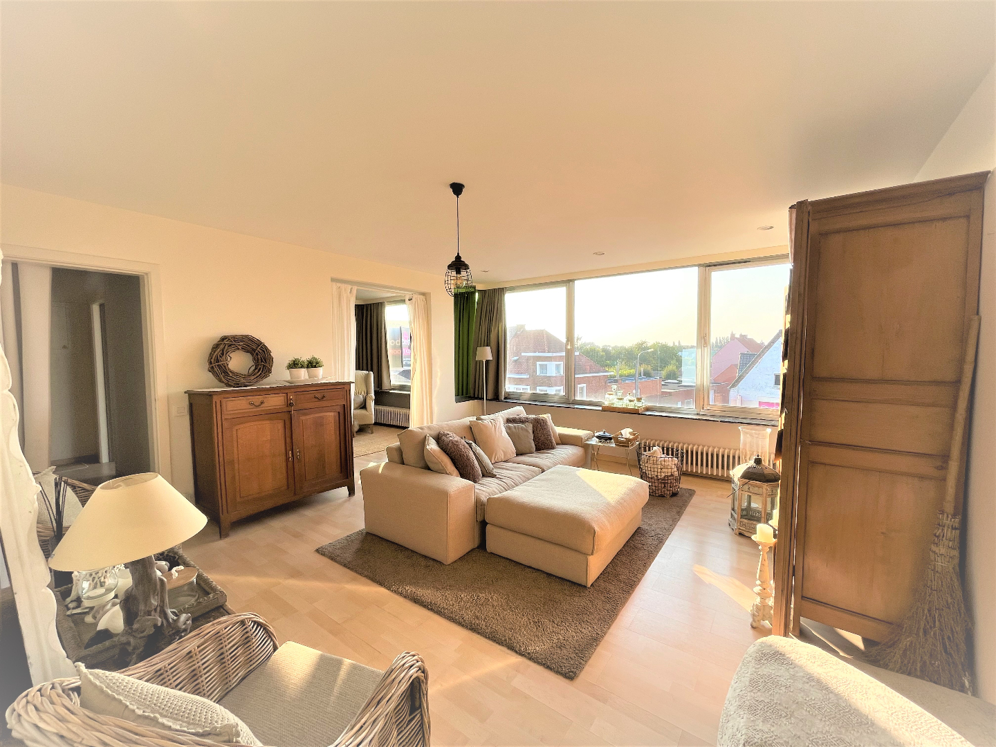 Ruim lichtrijk appartement met 2 slaapkamers en losstaande garage 