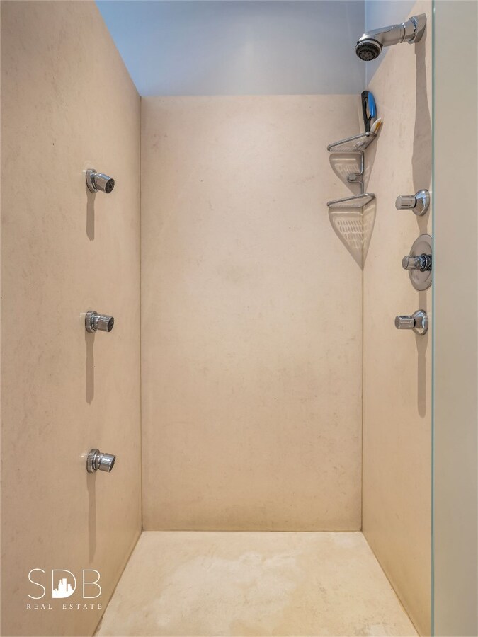 Hedendaagse gezinswoning met aanpalende graslanden en stallen op 5.030m² 