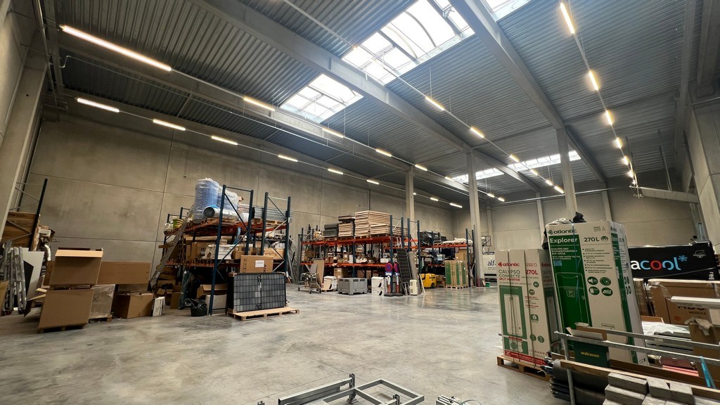 Recent bedrijfsgebouw te huur langs E40 in Erembodegem