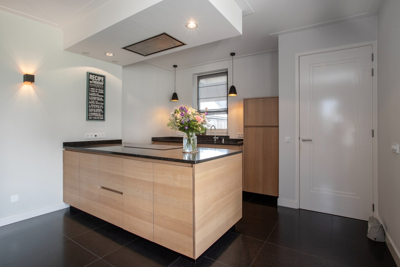 Unieke, onder architectuur gebouwde villawoning met luxe afwerking en prachtig uitzicht op het buitengebied. 