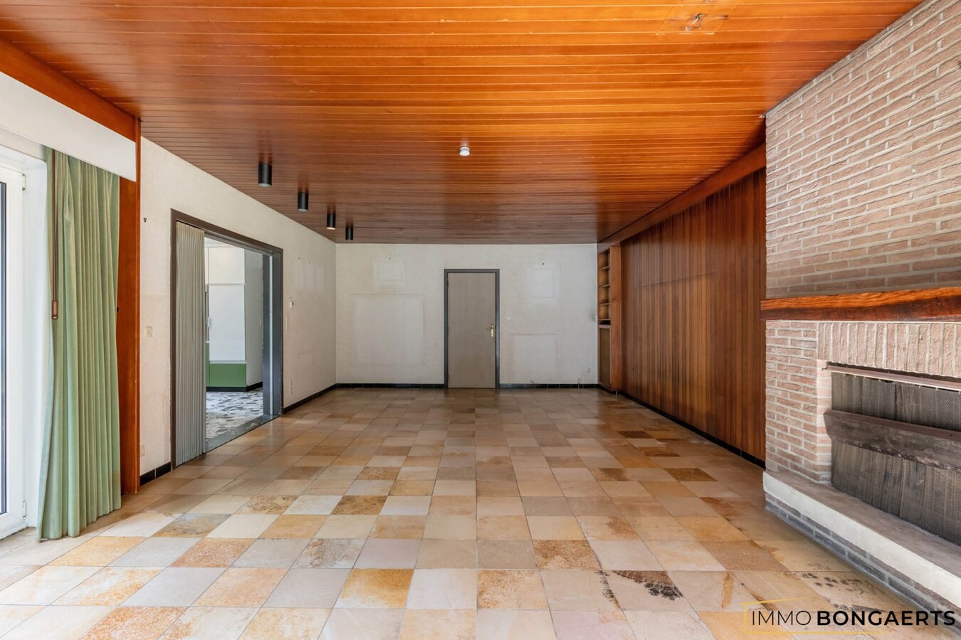 Ruime te renoveren woning op een mooi perceel. 