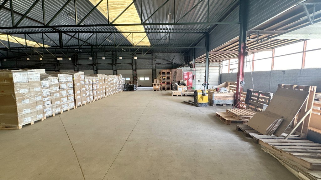 Loods met kantoor te huur nabij E313 in Wommelgem