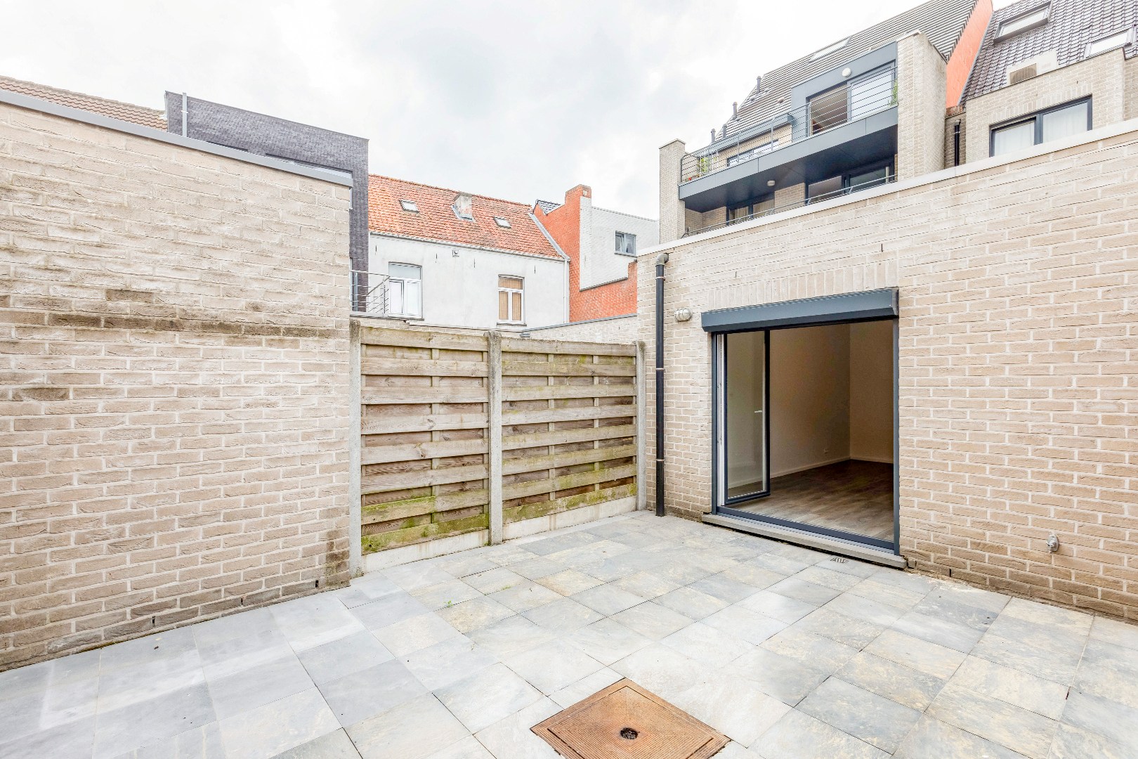 Gelijkvloers 1-slpk-app. met 2 terrassen op toplocatie in Eeklo 