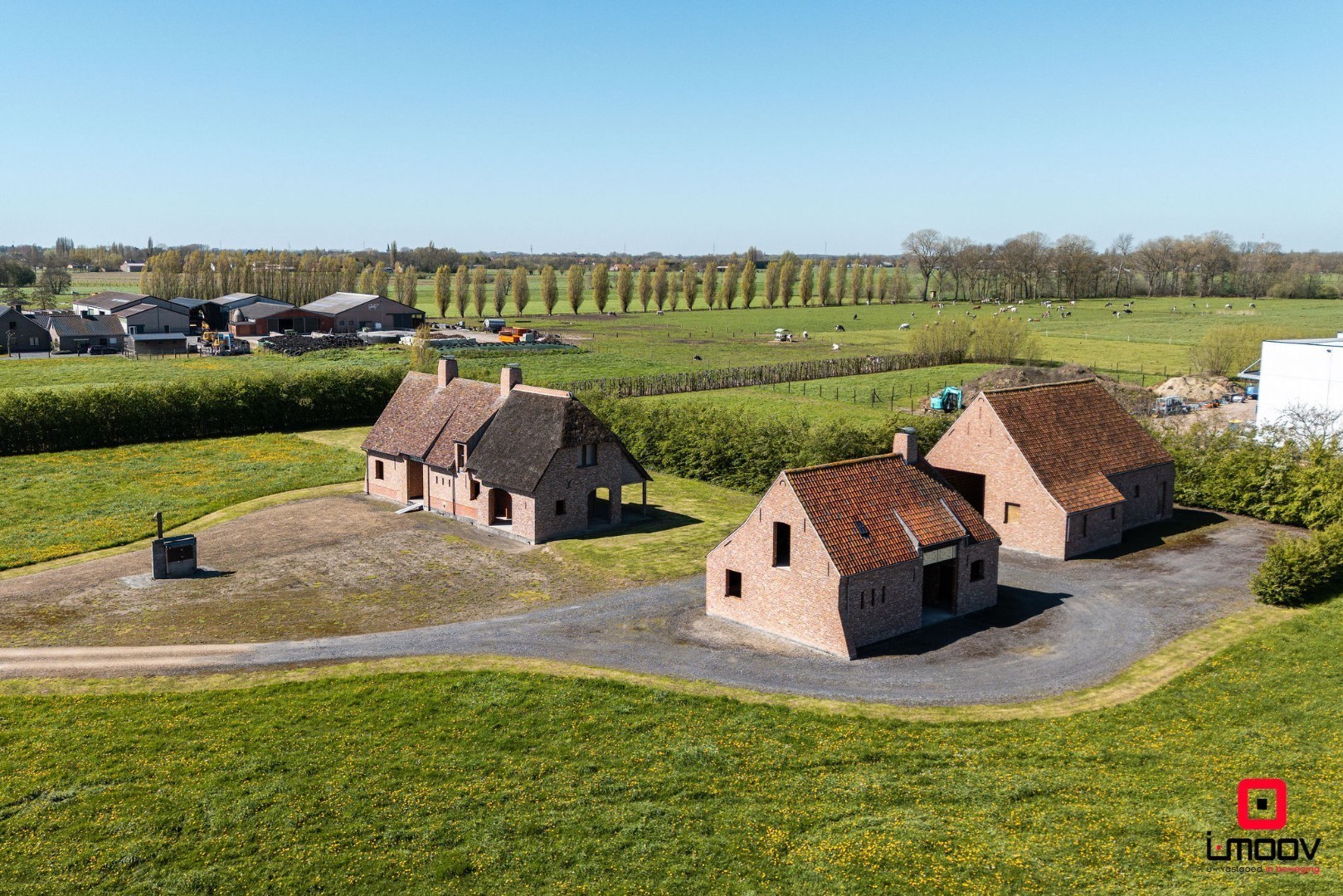 Landelijk gelegen ruwbouwhoeve met bijgebouwen op uitzonderlijk perceel van ca. 9.331 m² 